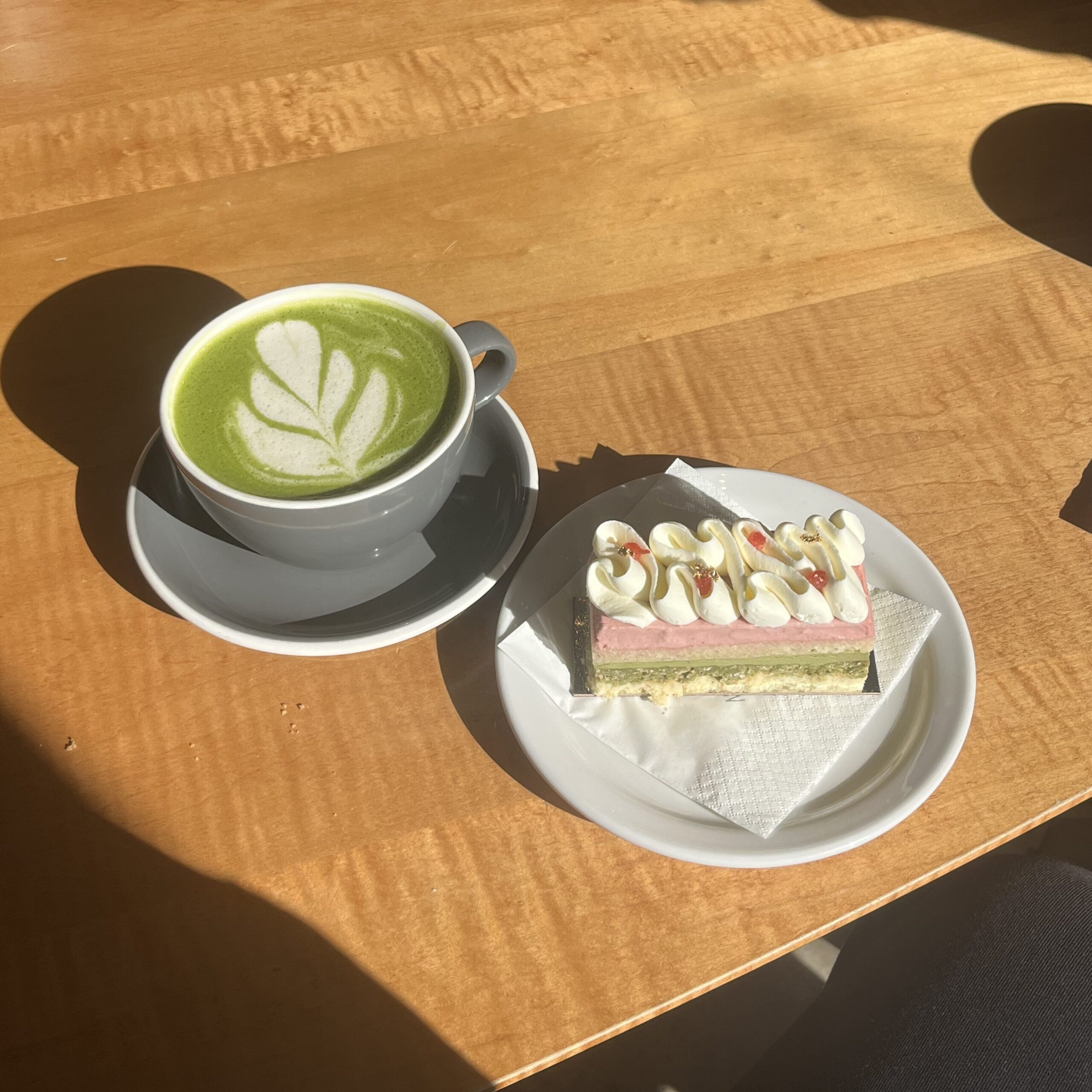 NEO COFFEE BARの抹茶ラテと抹茶ベリーケーキ