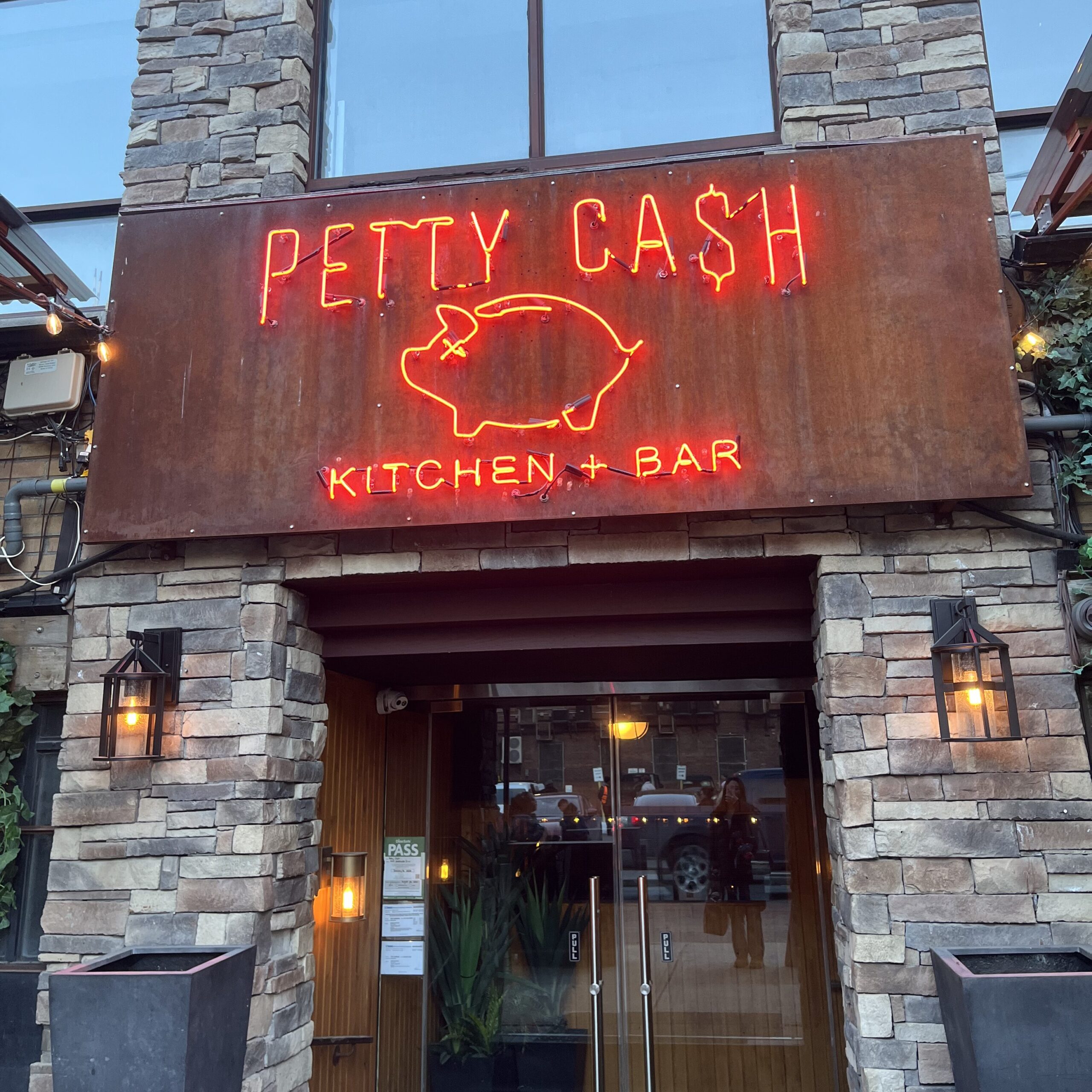 PETTY CASHの外観
